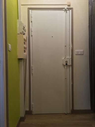 Porte blindée blanche posée avec serrure multipoints