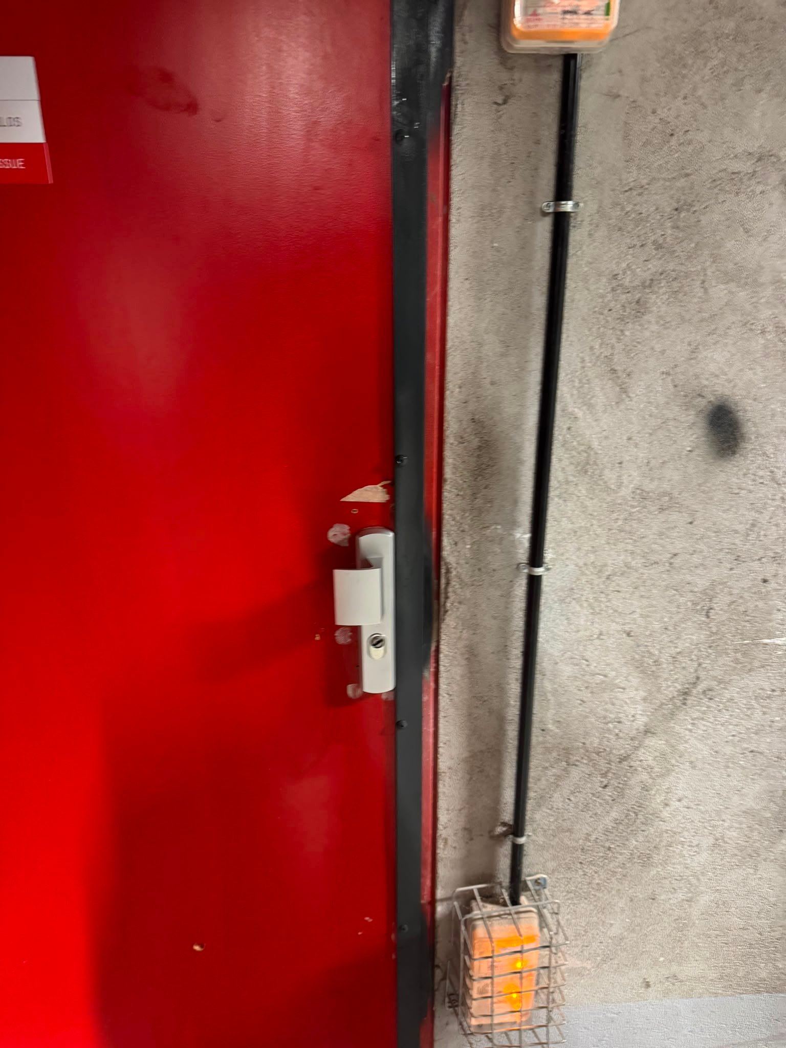 Serrure et barre de sécurité sur porte de commerce