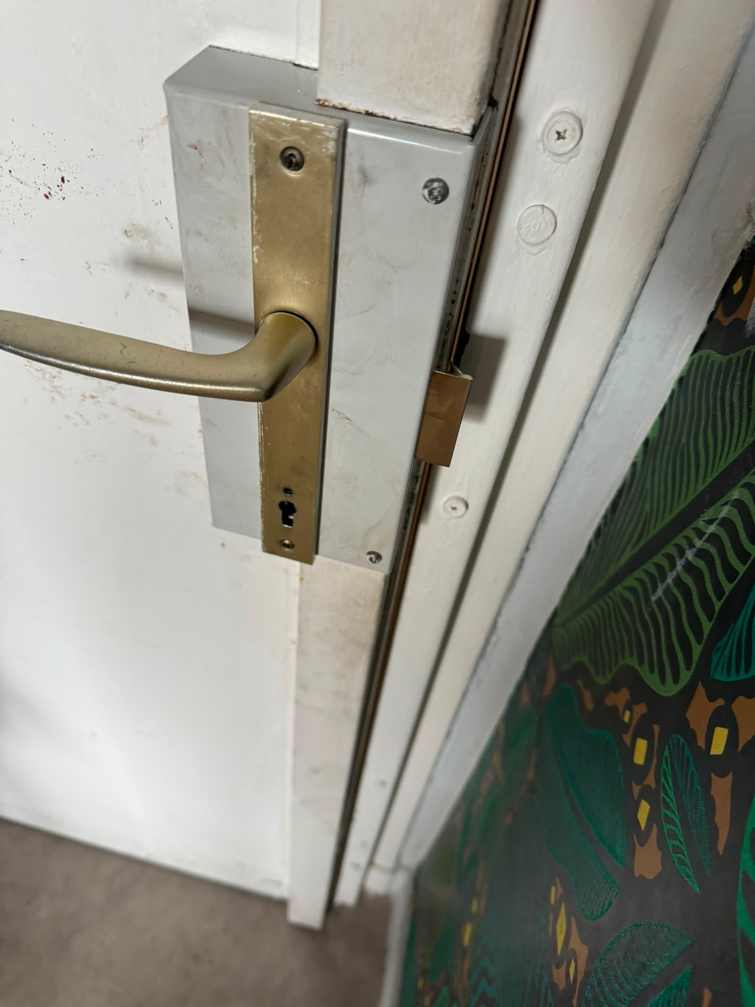Serrure en applique posée sur une porte