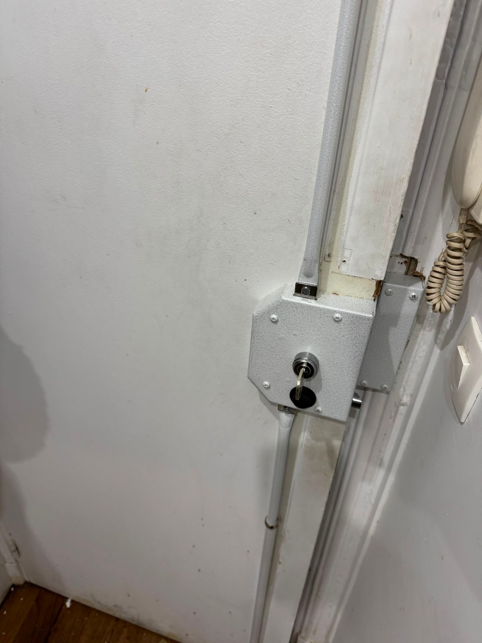 Serrure en applique et clé après changement de serrure