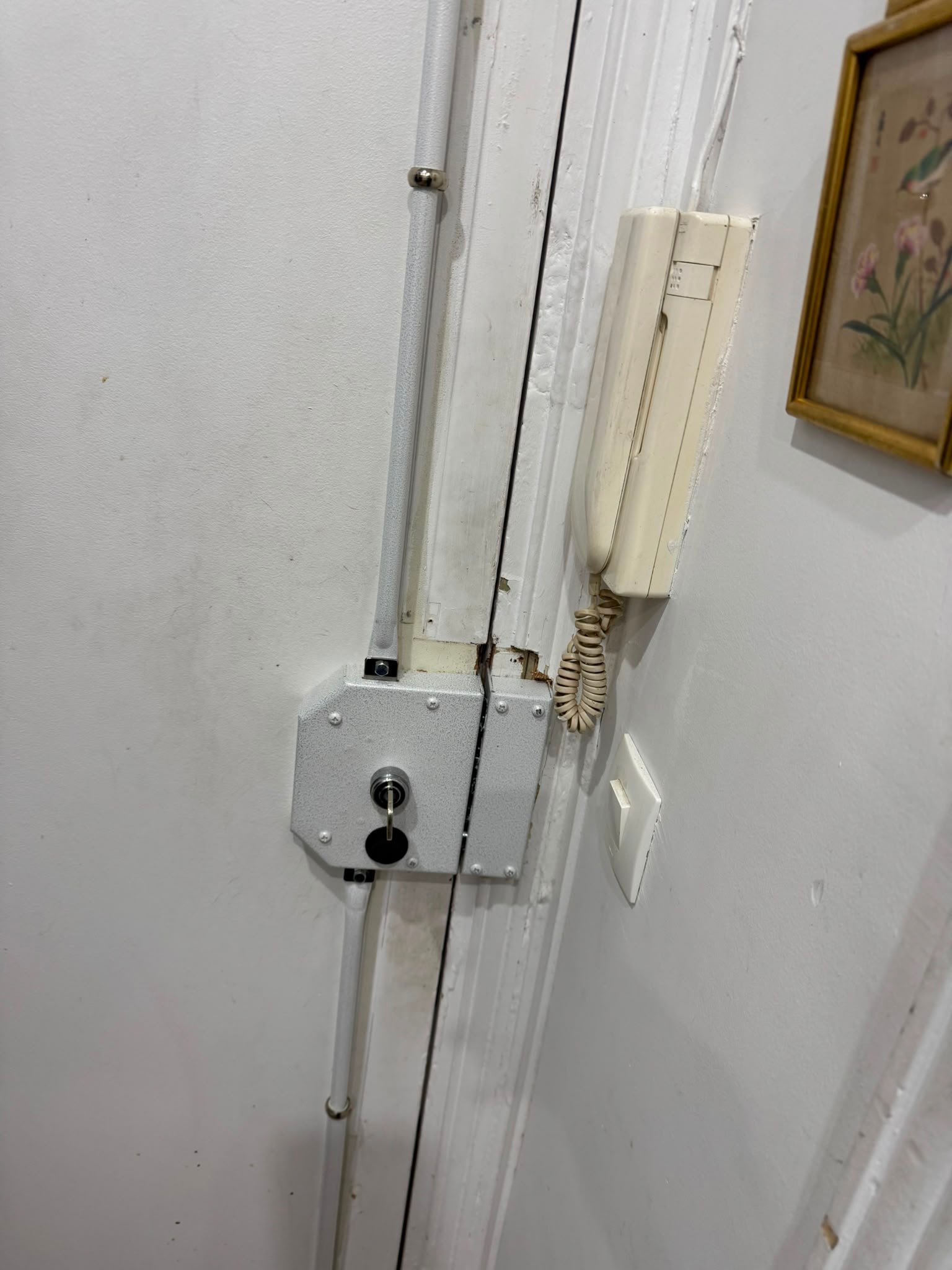 Serrure verticale en applique avec barre de tringle