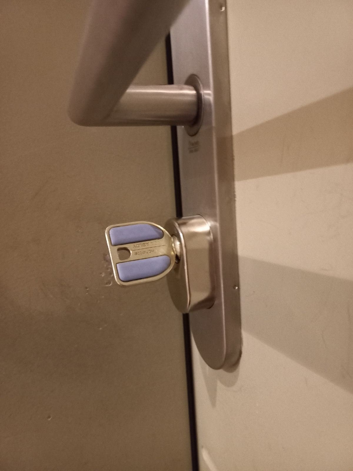 Serrure et clé de marque sur porte sécurisée